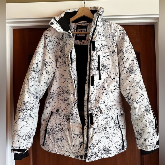Ski or snowboarding jacket. - Picture 1 of 4